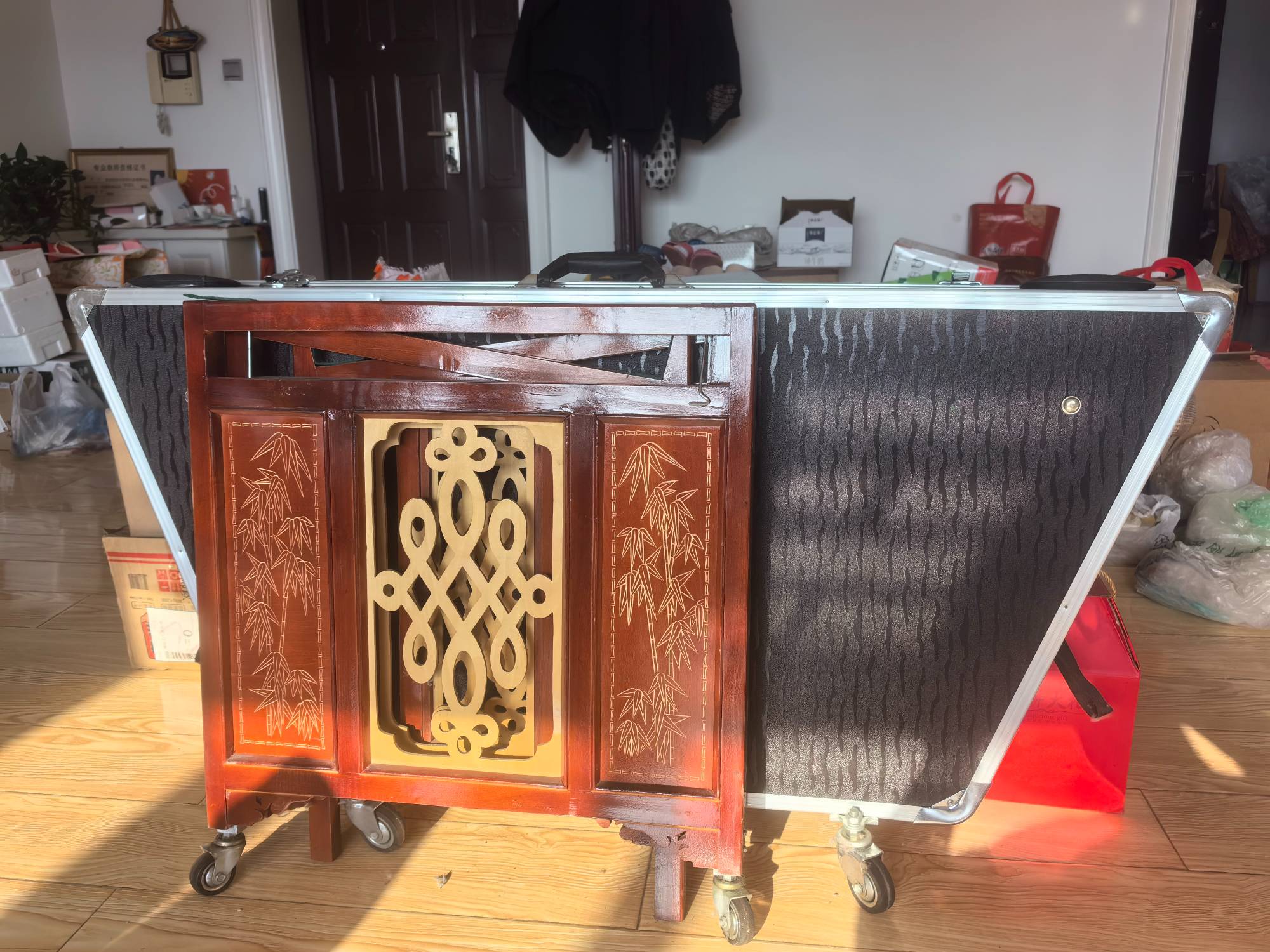 卖椅子,杨琴